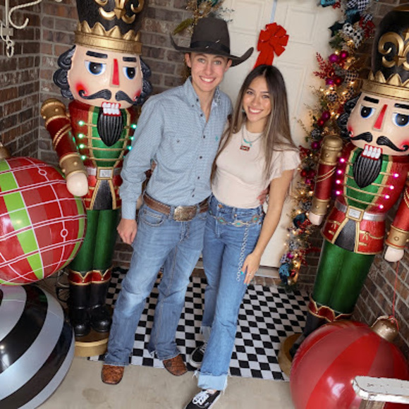 Meet your Posher, Aniston - Picture 1 of 1